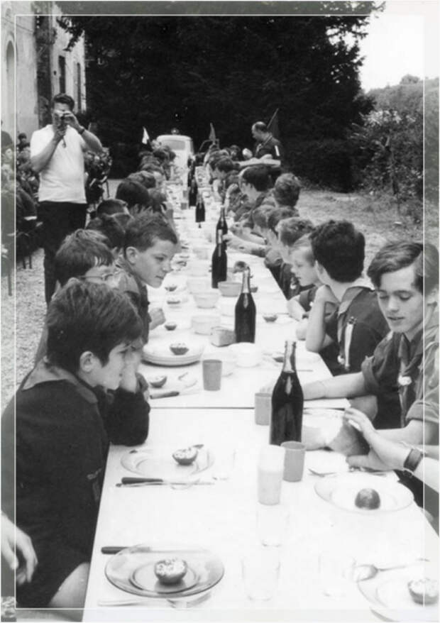 Старшие школьники за обедом, конец 1970-х годов.