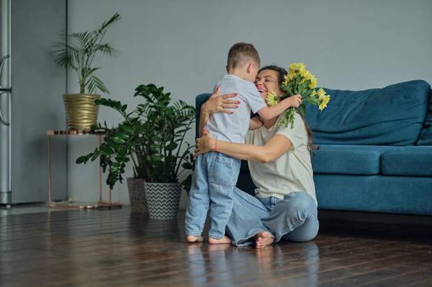 Психолог высказалась о допустимости поцелуев детей в губы