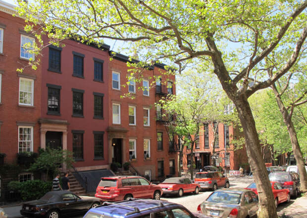 В Нью-Йорке. Фасад выделяется, но не бросается в глаза на общем виде. /Фото: 6sqft.com.