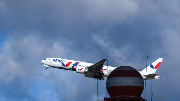 Пассажиры севшего в Китае рейса Azur Air покидают самолёт