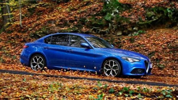Alfa Romeo Giulia мощностью 280 л.с. это одно из лучших предложений по соотношению цены и качества среди седанов, доступных сегодня на рынке. К тому же эта модель очень красивая и удобная. Его 2,0-литровый турбомотор обеспечивает разгон с 0 до 100 км / ч за 5,7 км / ч, но если лошадей увеличить до 320 л.с. эта Альфа будет действительно фантастической.