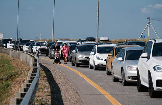 Более 600 автомобилей встали в пробке на подъезде к Крымском мосту
