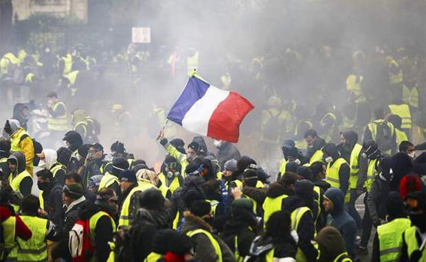 На фото: столкновения в Париже между полицией и "желтыми жилетами"