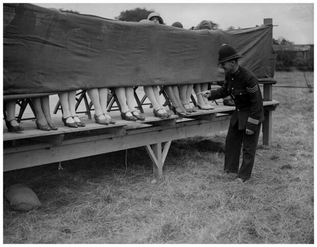 Офицер полиции выступает судьёй на конкурсе женских лодыжек в Лондоне в 1930 году.