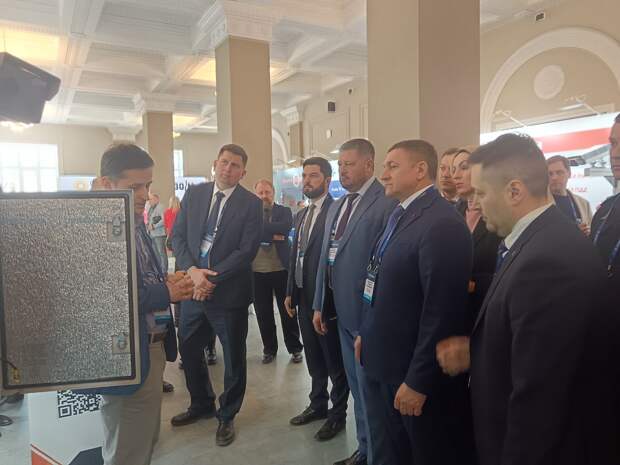Замгубернатора Цибульский осмотрел выставку "Интеллектуальные транспортные системы регионам"