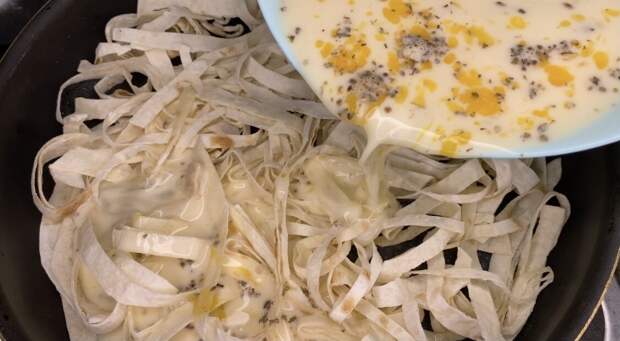 Хотите удивить свою семью вкуснейшим завтраком? Тогда этот рецепт для Вас! Это и яичница и пицца в одном блюде! Невероятно вкусно! Ингредиенты: 1. Тонкий лаваш - 1 шт. 2. Яйца - 3 шт.-3