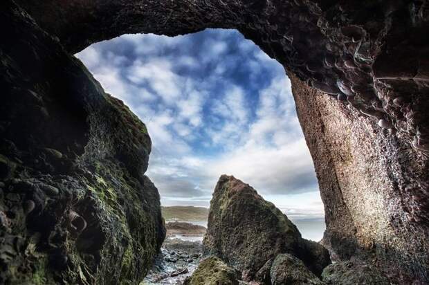 4 эпизод 2 сезона снимался в пещере Кушендан (42 The Bay Apartments, Cushendun, caves of Cushendun). Северная Ирландия, игры престолов