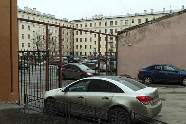 Экологические нарушения нашли на автостоянке в Петербурге