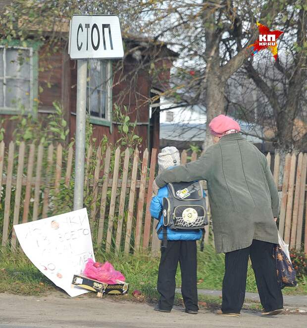 Первые "покупатели" забрали одно яблоко, не тронув деньги. И на том спасибо. Фото: Михаил ФРОЛОВ