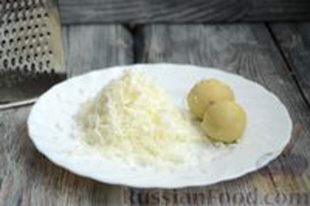 Фото приготовления рецепта: Салат "Монастырская изба" с крабовыми палочками, сыром и яйцами - шаг №7
