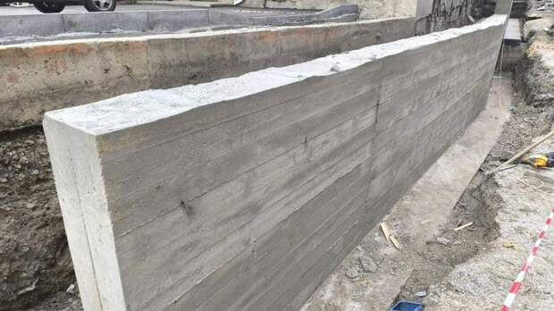 Тюменские строители благоустраивают территорию у ЗАГСа в Краснодоне