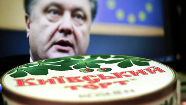 Киевский торт компании Roshen на фоне портрета президента Украины Петра Порошенко. Архивное фото