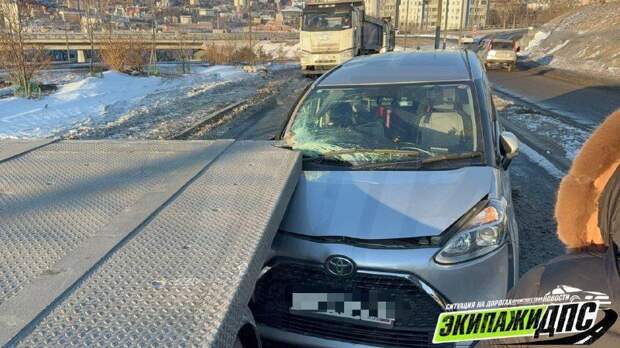 Фура и легковушка не поделили дорогу на Фастовской во Владивостоке