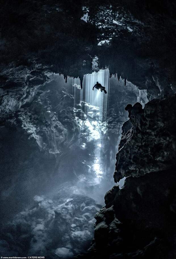 Дайвер погрузился в «царство мертвых» майя и сделал чарующие снимки подземных пещер