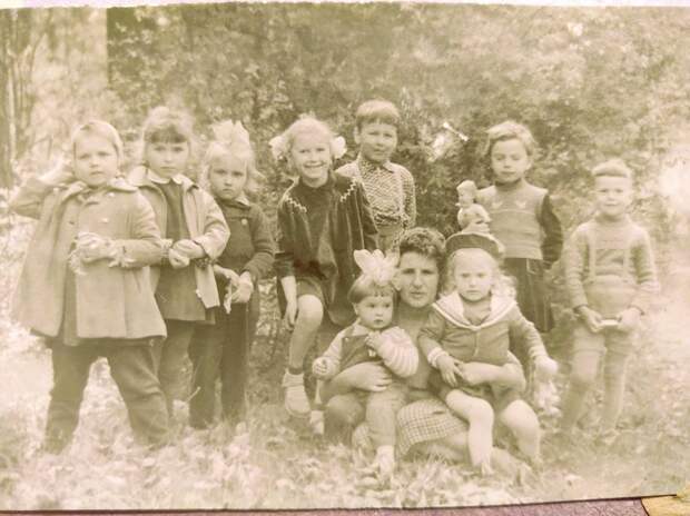 Белитц, ГДР. 1963 год. Дети военного городка. Я самая младшая, с бантом. Прислала «Irina»..jpg Белитц, ГДР. 1963 год. Дети военного городка. Я самая младшая, с бантом. Прислала «Irina»..jpg