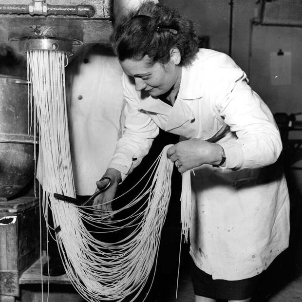 Редкие фото о том, как в начале прошлого столетия в Италии делали макароны (самые неожиданные снимки о еде)