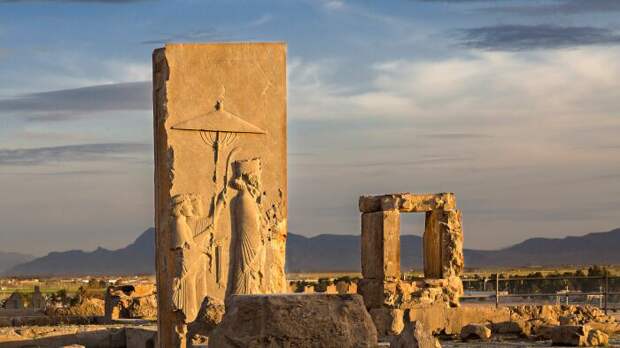 Рельеф царя Ксеркса, около 479 года до н. э., Персеполь. \ Фото: thoughtco.com.