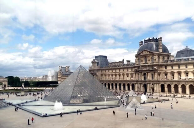 Макрон принял прошение об отставке директора Лувра