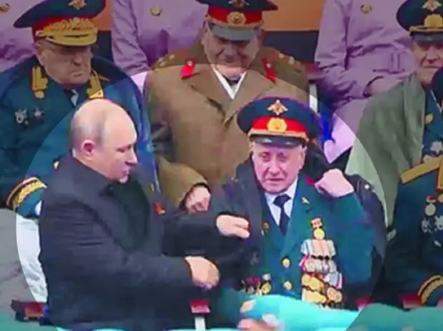 Суд дал 4 и 5 лет мошенникам, обманувшим сидевшего на параде с Путиным ветерана