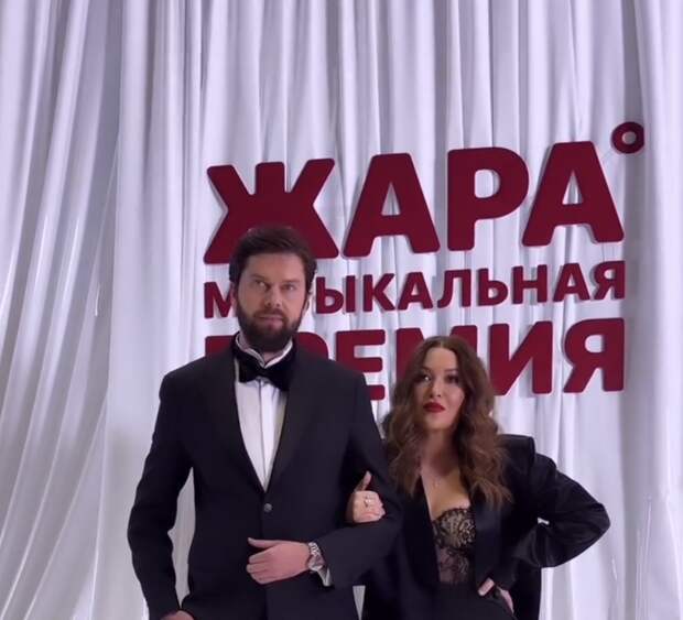 Певица Ирина Дубцова появилась на публике в ультракороткой юбке