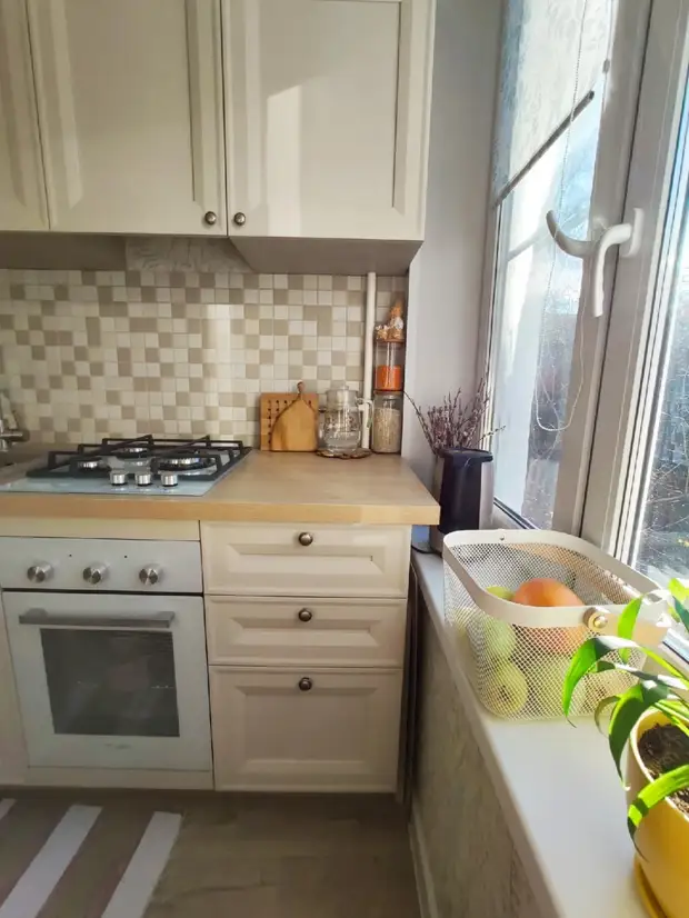 Маленькая кухня, площадью 4,5 квадрата с холодильником, плитой и даже посудомойкой!