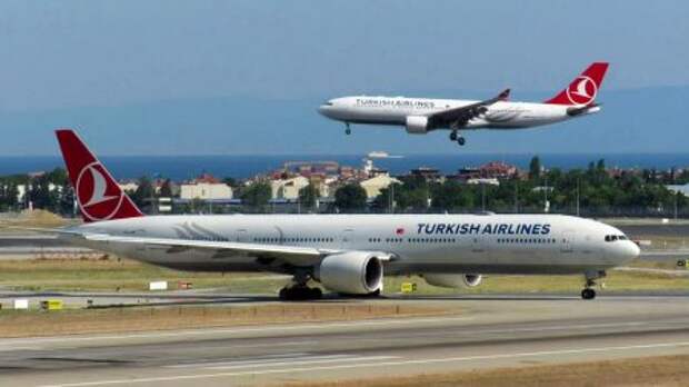 Boeing 777-3F2ER и Airbus A330-203 авиакомпании Turkish Airlines Boeing 777-3F2ER и Airbus A330-203 авиакомпании Turkish Airlines