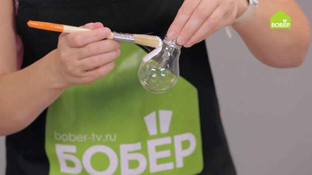 Новогодние игрушки из лампочек и цветной бумаги