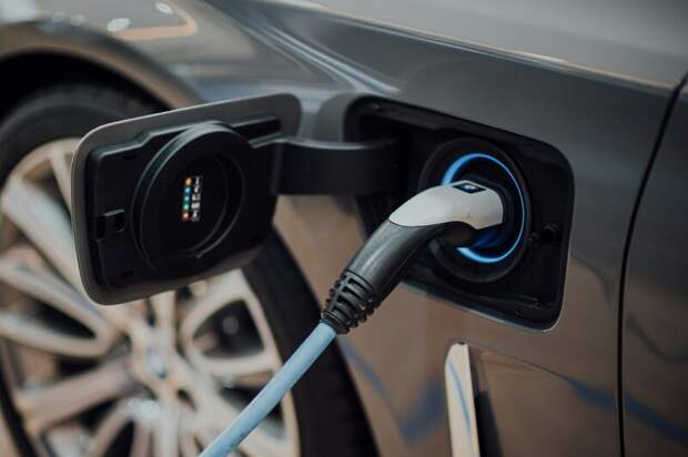Первый заместитель Председателя Правительства РФ Андрей Белоусов поручил создать единую цифровую среду по использованию зарядных станций для электромобилей
