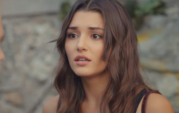 Актриса Ханде Эрчел вышла в свет в полупрозрачном платье в кристаллах