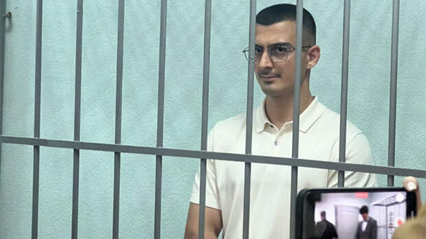 Шыхлинский-младший в "аквариуме" во время избрания меры пресечения. Фото: Ленинский районный суд Екатеринбурга/t.me/ekboblsud