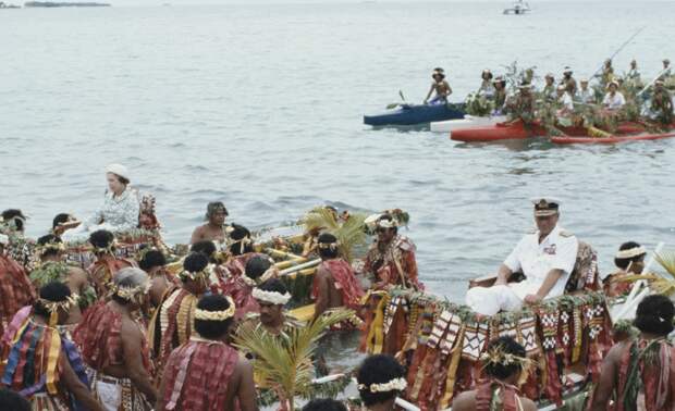 Елизавету II и принца Филиппа в Тувалу встречали, конечно же, с почестями