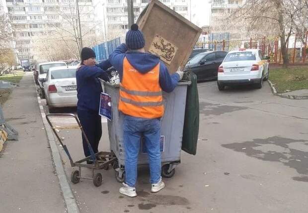 Коммунальщики ликвидировали временный полигон ТБО на газоне на Пронской