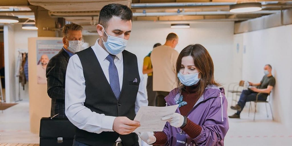 Мобильные пункты вакцинации откроют на строительных объектах в Москве. Фото: Комитет общественных связей и молодежной политики города Москвы