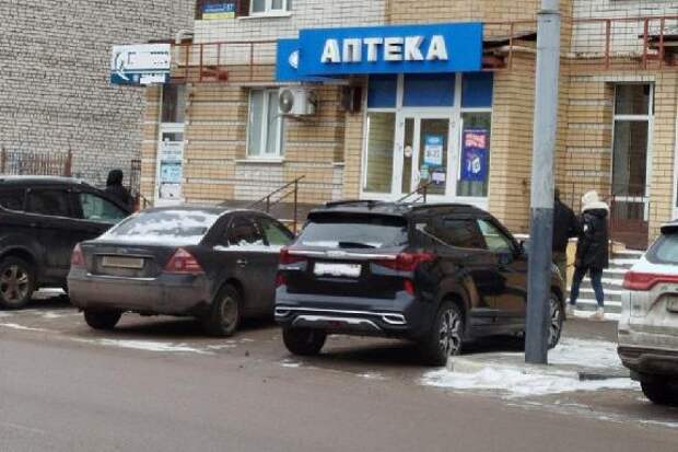 В РФ предложили разрешить бесплатную парковку у аптек