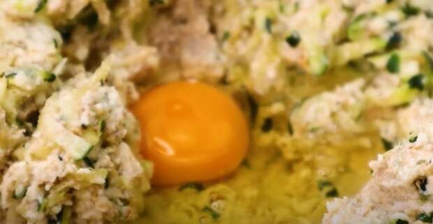 Всего 1 стакан овсяных хлопьев и 1 кабачок. Никогда в жизни не пробовал таких вкусных блинов