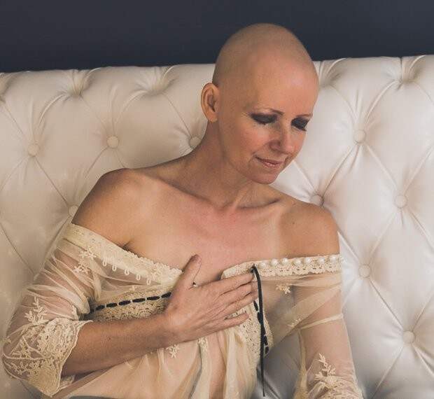 Восхитительная топлес-фотосессия женщины после двойной мастэктомии, которая отказалась от силиконовой груди  болезнь, фотосессия