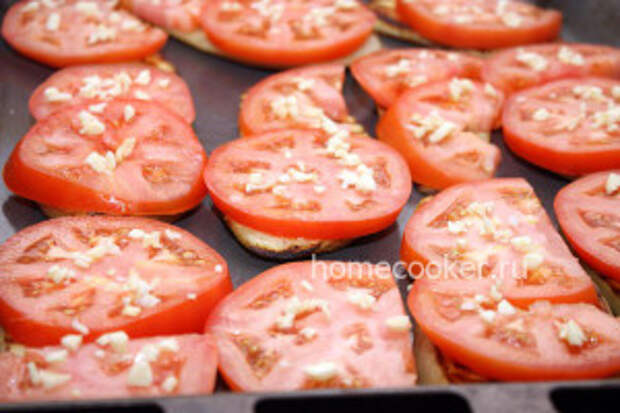 Запеченные баклажаны с сыром Baklazhany s pomidorami i chesnokom 300x200 Запеченные баклажаны с сыром