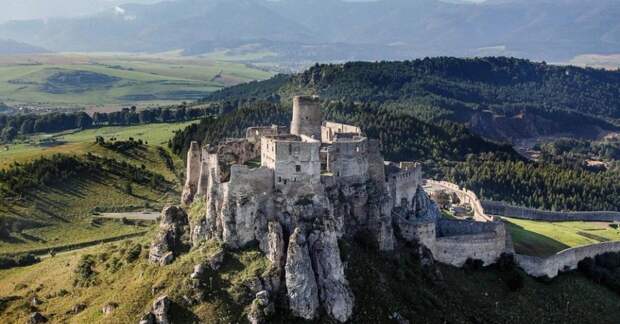 Самые красивые заброшенные дворцы и замки в мире
