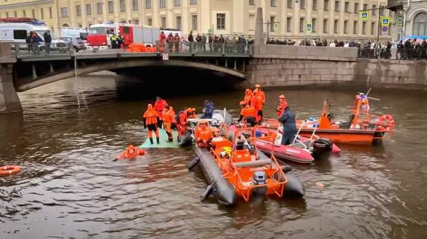 Моряки рассказали о спасении людей из упавшего в реку автобуса в Петербурге