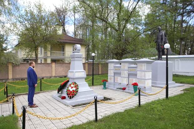 Возложение цветов к мемориалу на Одинцовской ул. Фото: управа района Строгино