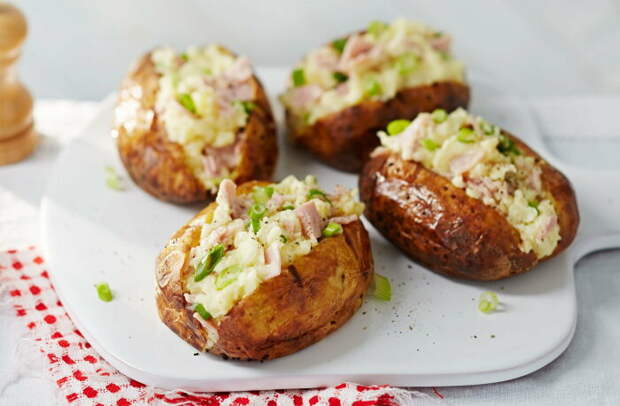 Печёная картошка с крабовыми палочками. \ Фото: realfood.tesco.com.