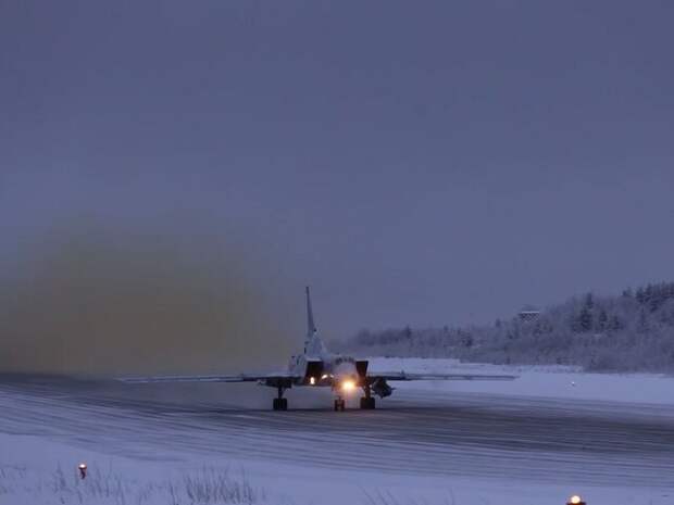 Российские бомбардировщики Ту-22М3 выполнили плановый полет над Балтикой