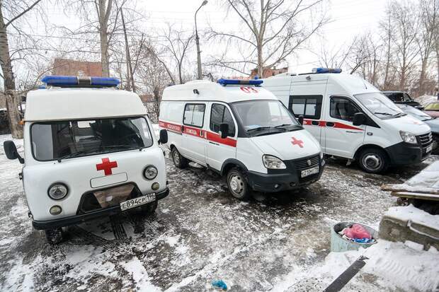 Центральная райбольница Богдановича в Свердловской области часто попадала в СМИ. Говорили про нарушения санитарных норм, занижение зарплат медикам, подозрительное освоение средств на ремонт. Журналисты издания «Облгазета.ru» сделали подробный репортаж о медучреждении и выяснили, что же происходит в нём на самом деле и когда закончится ремонт. Репортаж проводила Наталья Дюрягина, Облгазета.ru.