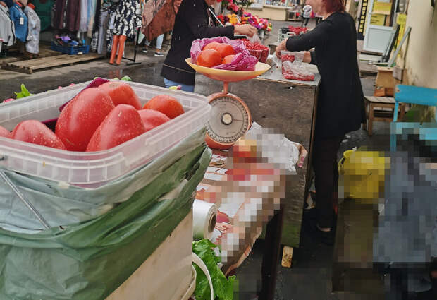 Пенсионерка продавала на рынке свои овощи с огорода, поинтересовались у неё: Сколько удаётся выручить за день, да какая пенсия
