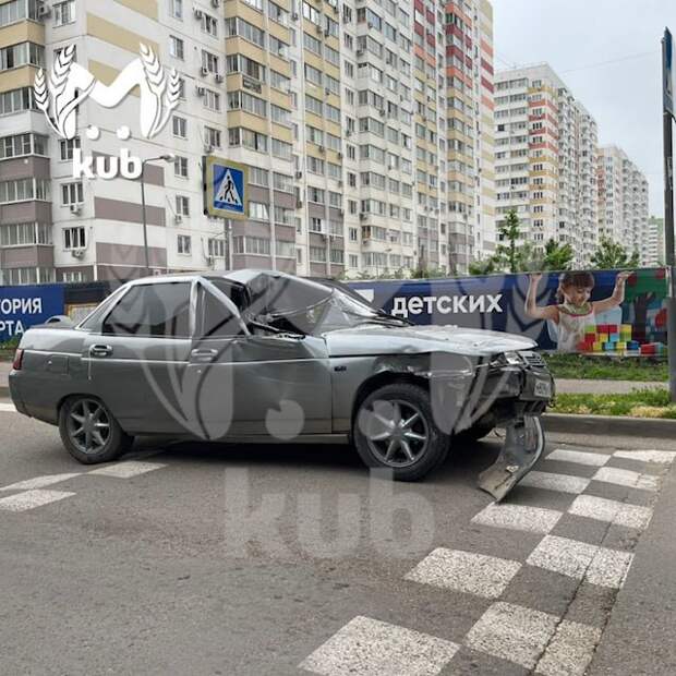 Информация о взрыве на Восточке в Краснодаре – фейк: покореженная машина - после аварии