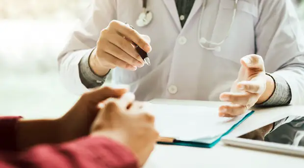 «Болезнь с тысячью лиц»: что такое рассеянный склероз и почему ему больше подвержены молодые