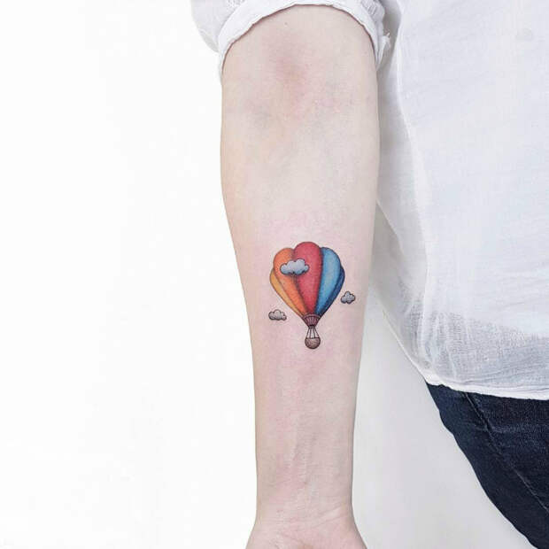 Татуировка с изображением воздушного шара.
