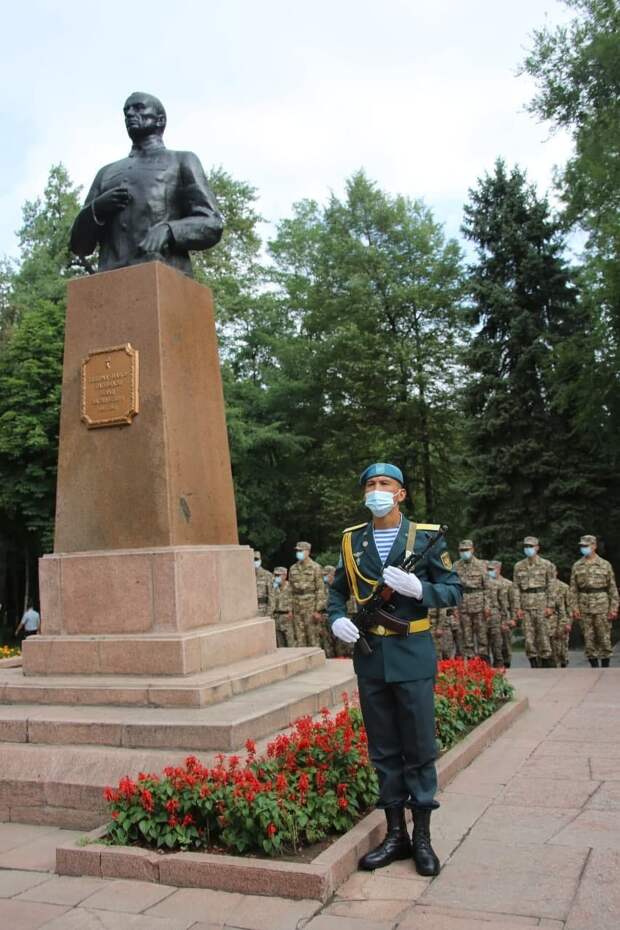 Националисты в Казахстане пытаются стереть имя советского генерала, оборонявшего Москву