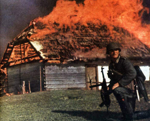 Фотография на фоне горящего дома. Восточный фронт, 1942 год.