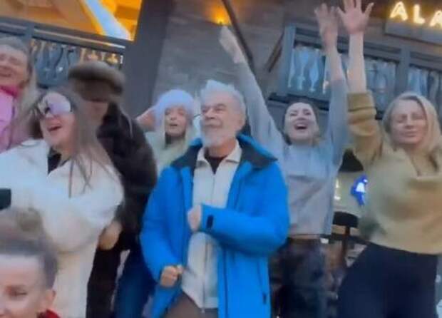 Российский певец Газманов зажигал в танце под хит шведской группы с отдыхающими в Сочи